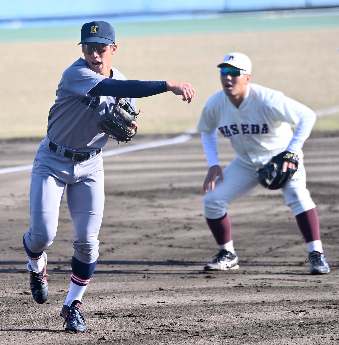 シートノックを受ける慶大・下山（左）と早大・中川（撮影・上田博志）