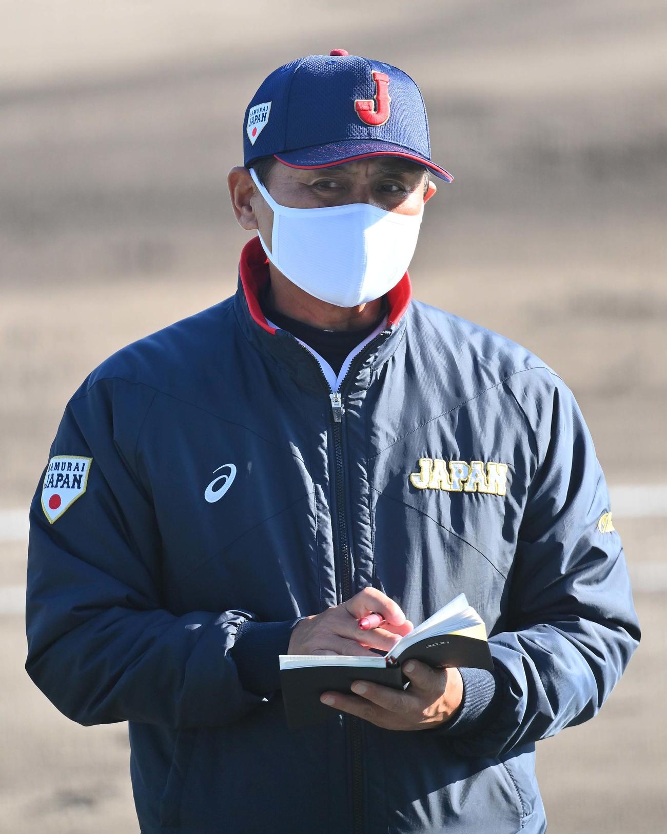 メモを取りながら選手をチェックする侍ジャパン大学代表・大久保監督（撮影・上田博志）