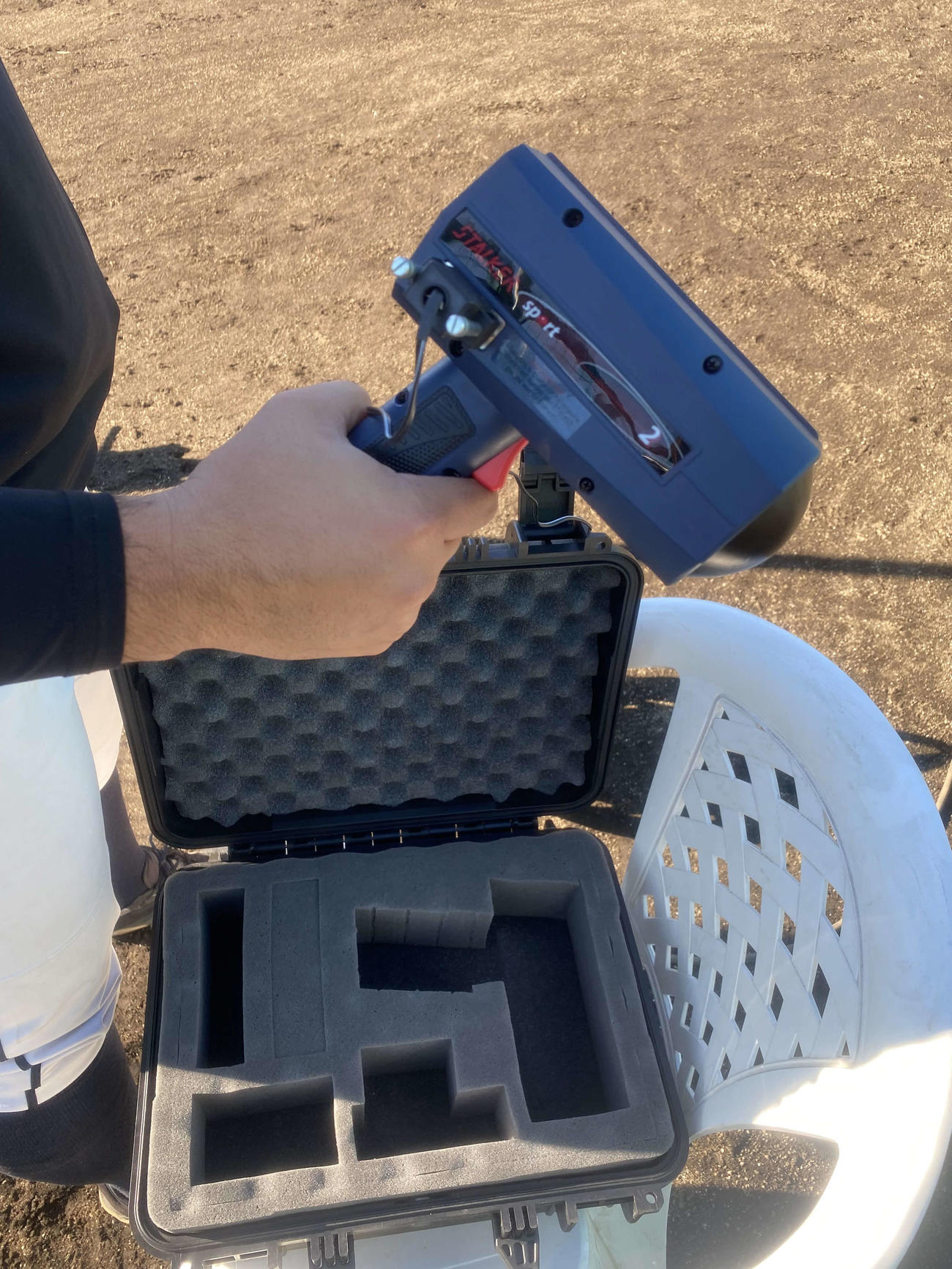 メジャー球団も使用する米ストーカー社製のスピードガン（撮影・桑原幹久）