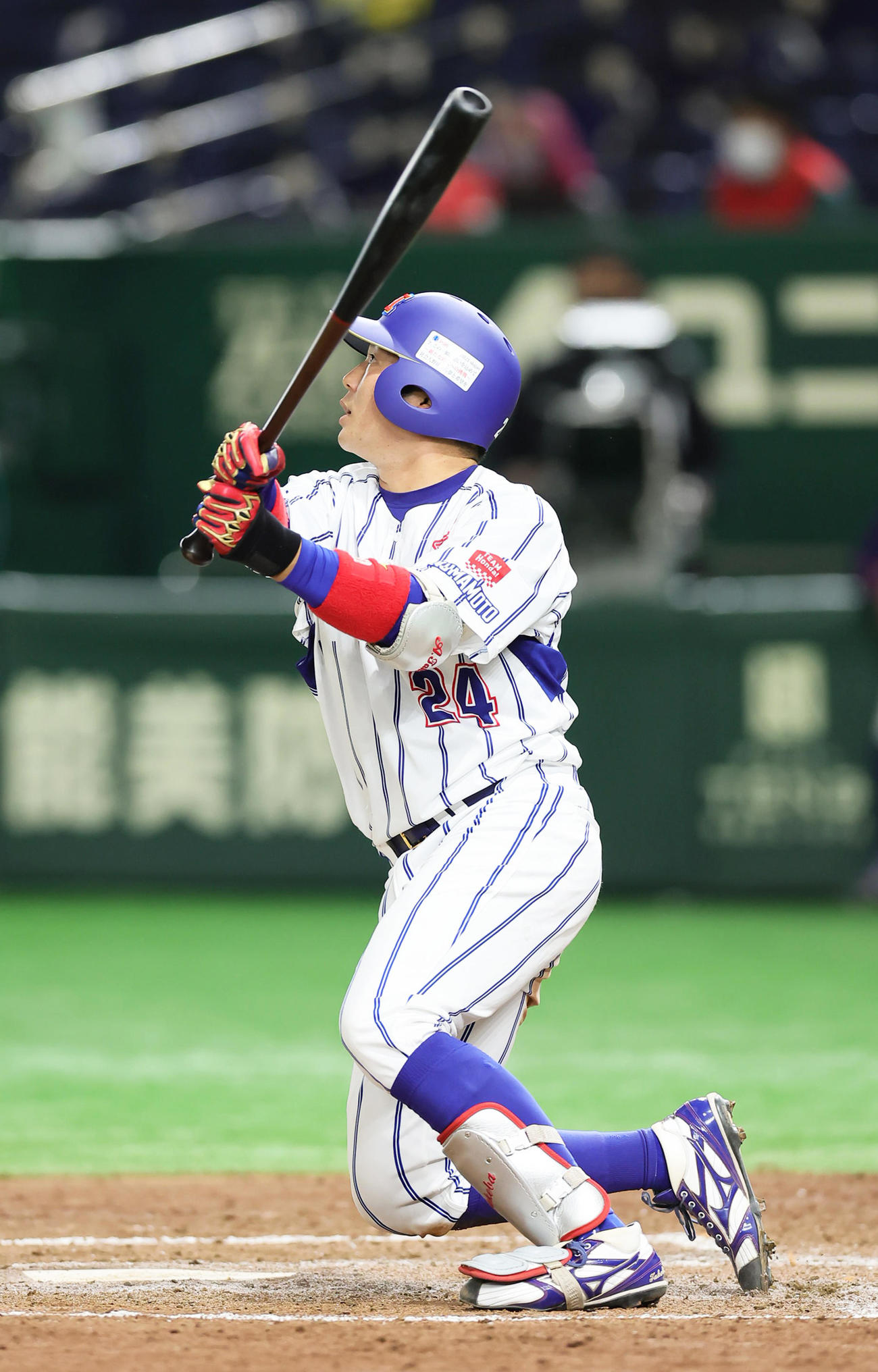 伯和ビクトリーズ対ホンダ熊本　4回裏ホンダ熊本無死二、三塁、竹葉は中犠飛を放つ（撮影・足立雅史）