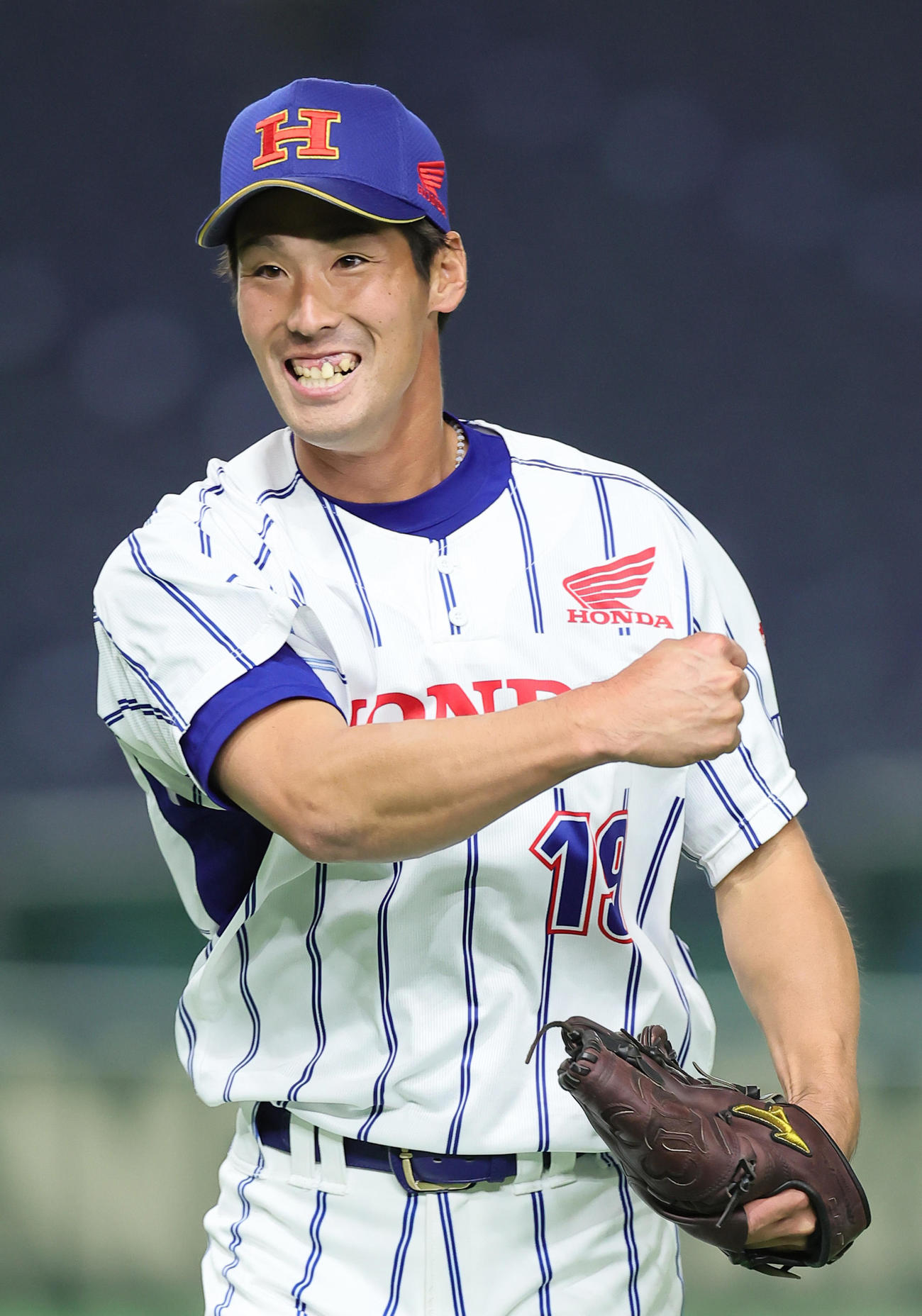 伯和ビクトリーズ対ホンダ熊本　勝利しガッツポーズするホンダ熊本・片山（撮影・足立雅史）