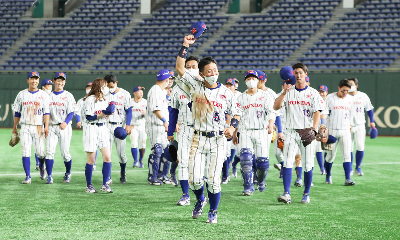 伯和ビクトリーズ対ホンダ熊本　勝利しスタンドに手を振って応えるホンダ熊本・川嶋（中央）ら（撮影・足立雅史）