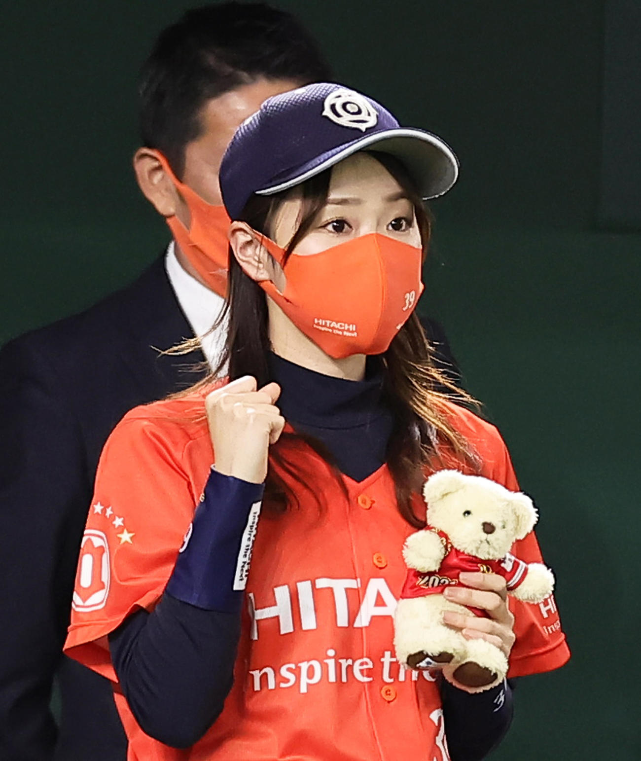 日立製作所対東邦ガス　クマのぬいぐるみを手に応援する日立製作所チームマスコットの樋熊（撮影・足立雅史）