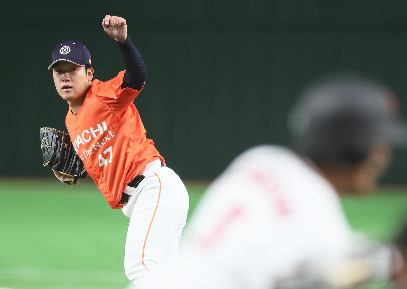 日立製作所対東邦ガス　4回裏東邦ガス無死、虎谷（右）を見逃し三振に仕留めた阿部（撮影・足立雅史）