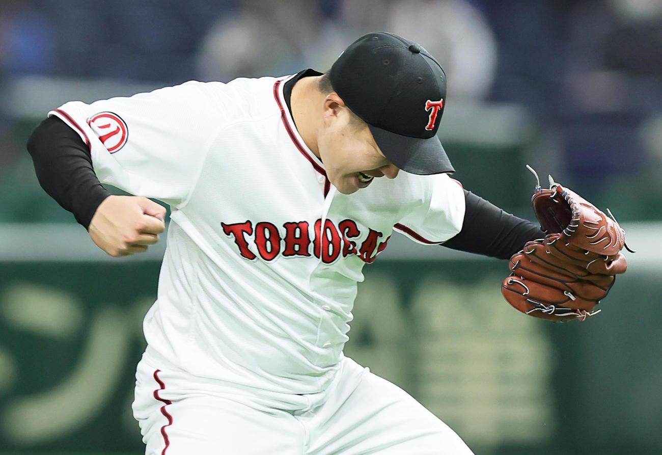 日立製作所対東邦ガス　タイブレークの10回表日立製作所2死満塁、森下を見逃し三振に仕留めガッツポーズする松本（撮影・足立雅史）