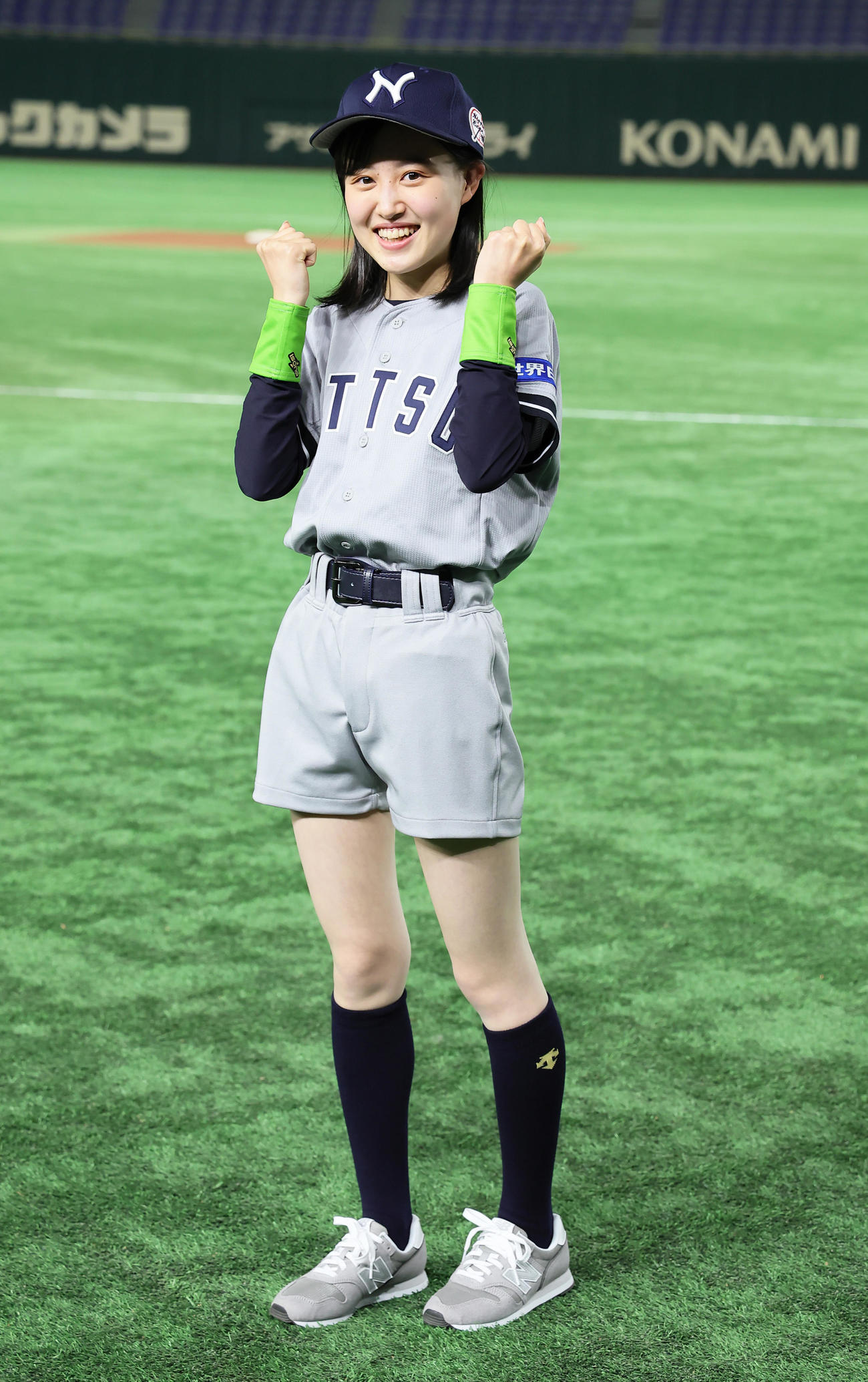 ENEOS対日本通運　試合前、笑顔を見せる日本通運のチームマスコット新野春奈（撮影・足立雅史）