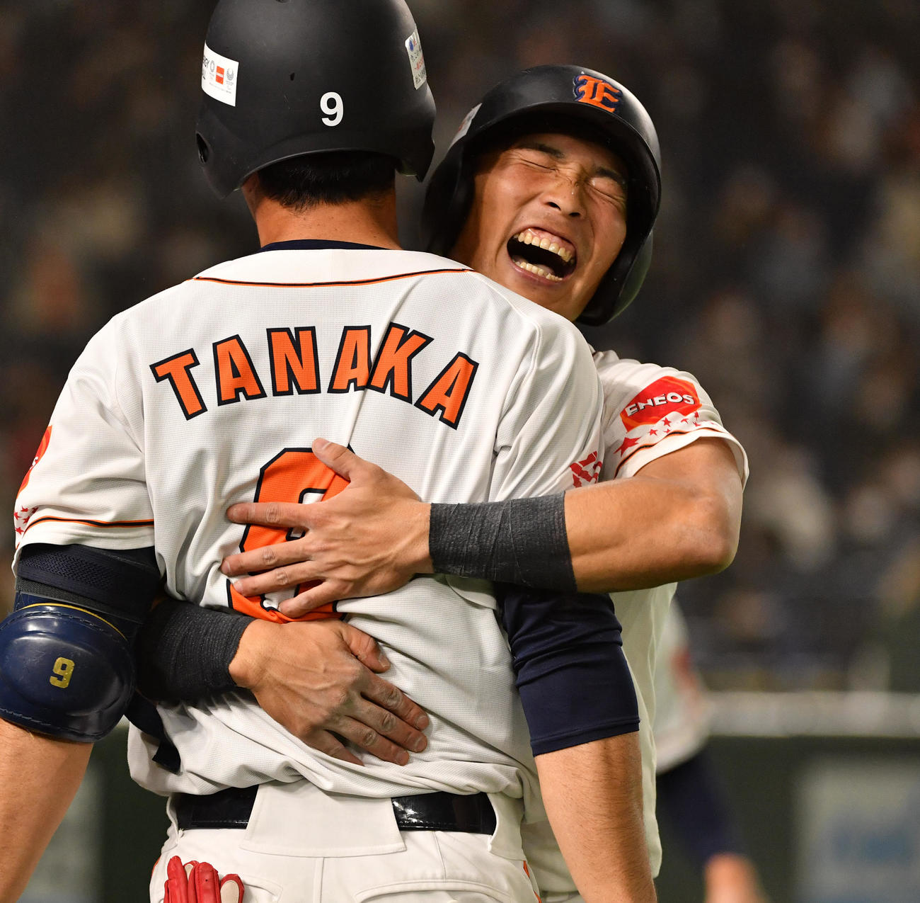 ENEOS対日本通運　8回表ENEOS2死一塁、滝沢の左中間適時二塁打で一塁走者小豆沢が生還し歓喜の抱擁（撮影・柴田隆二）