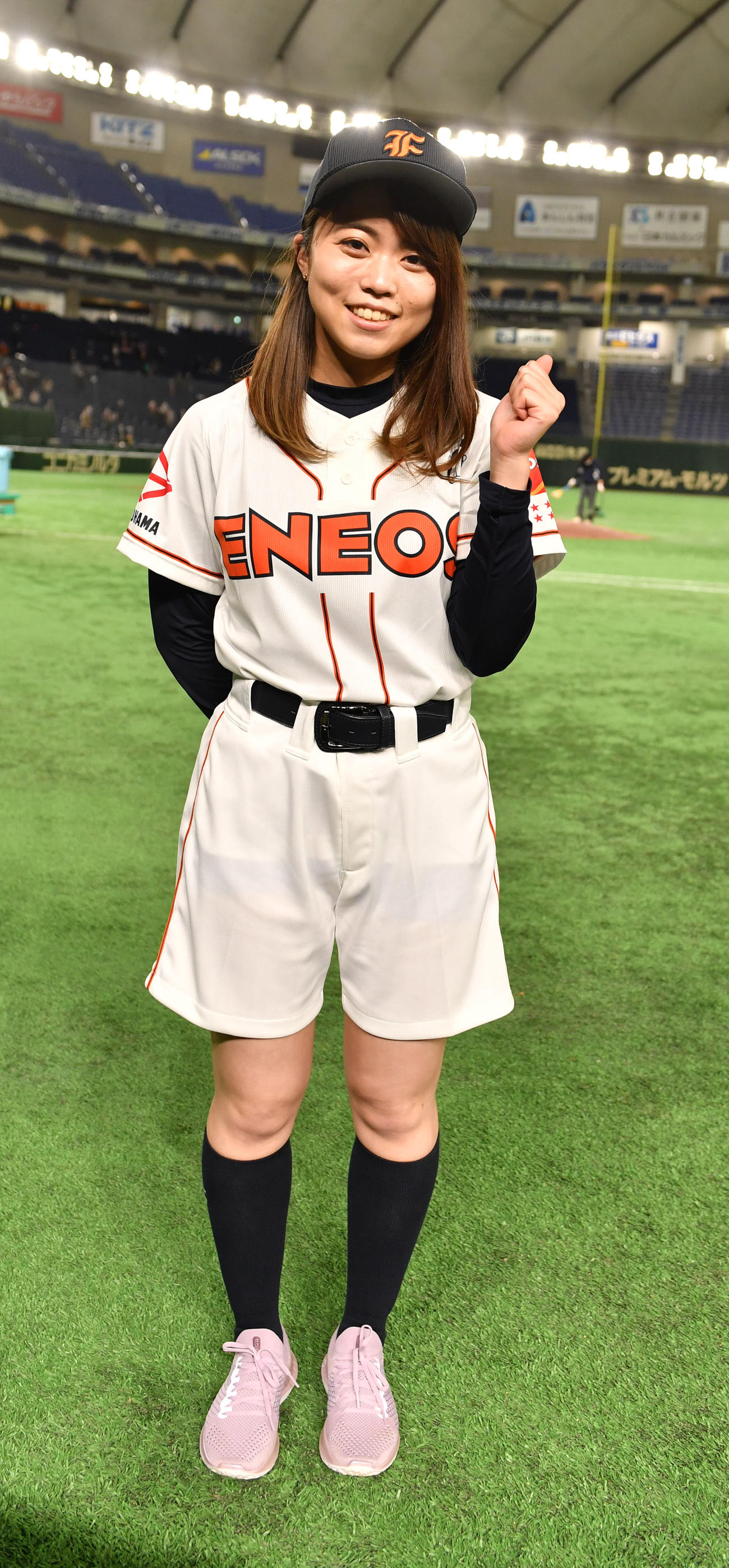 ENEOS対日本通運　勝利し喜ぶENEOSのマスコット（撮影・柴田隆二）
