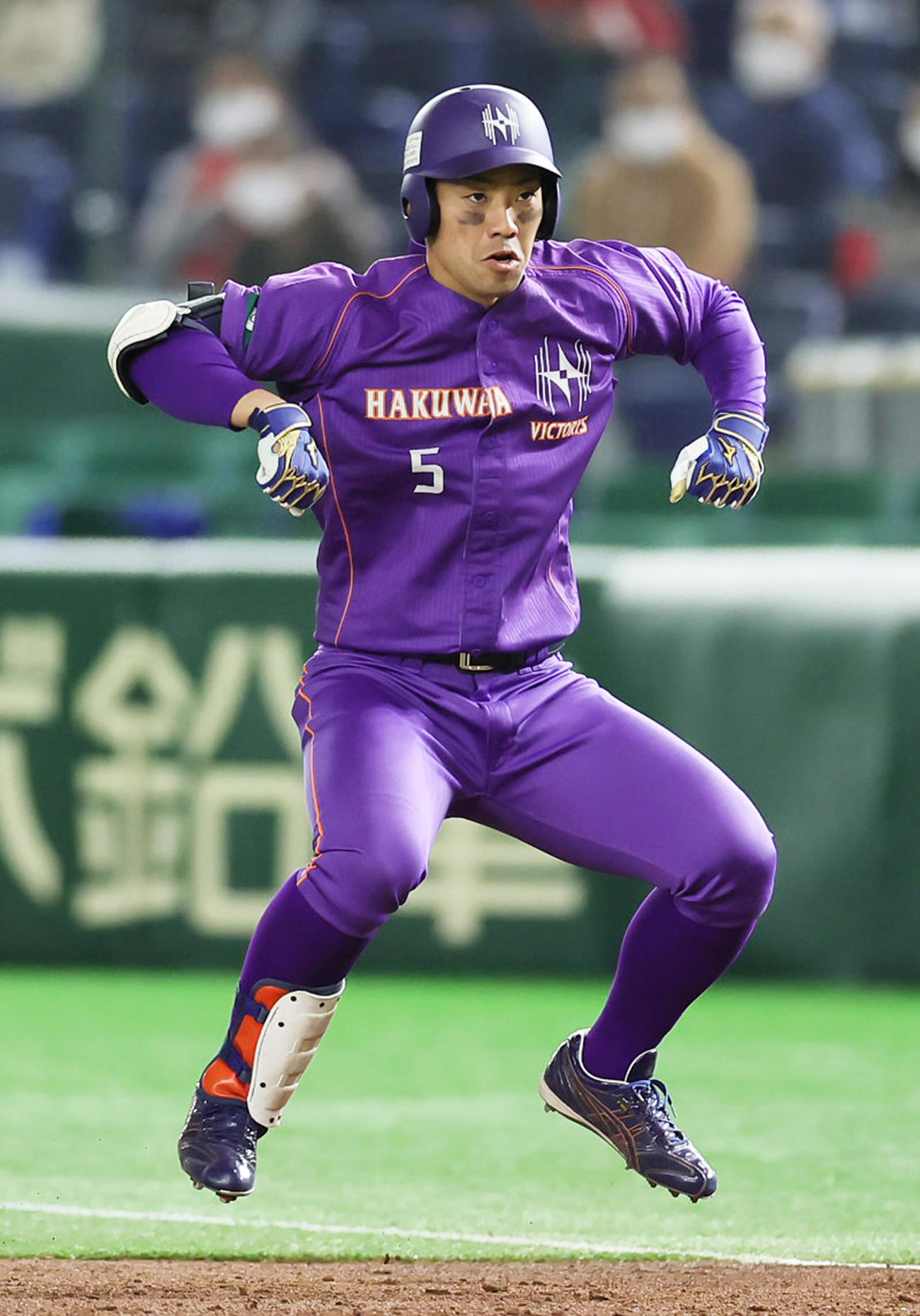 伯和ビクトリーズ対ホンダ熊本　1回表伯和ビクトリーズ2死一、三塁、藤沢は先制右前適時打を放ちベンチにポーズ（撮影・足立雅史）