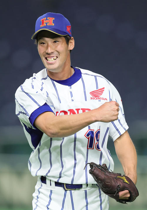 伯和ビクトリーズ対ホンダ熊本 勝利しガッツポーズするホンダ熊本・片山(撮影・足立雅史)