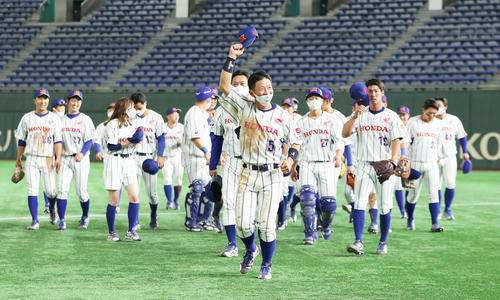 伯和ビクトリーズ対ホンダ熊本 勝利しスタンドに手を振って応えるホンダ熊本・川嶋(中央)ら(撮影・足立雅史)