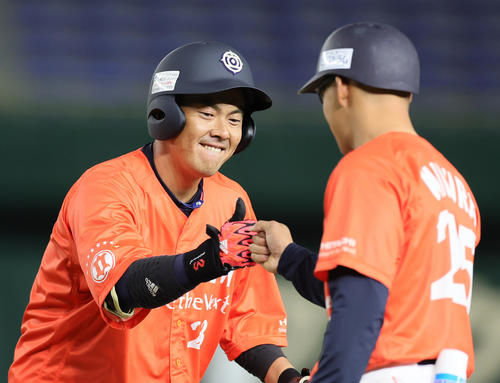 日立製作所対東邦ガス 1回表日立製作所2死一、三塁、田中は先制の左前適時打を放ちタッチを交わす(撮影・足立雅史)