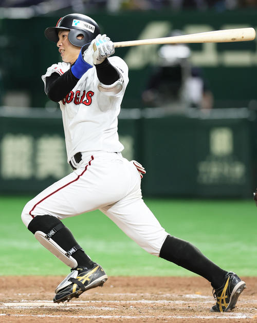 日立製作所対東邦ガス 8回裏東邦ガス2死一、二塁、左前適時打を放つ比嘉(撮影・足立雅史)