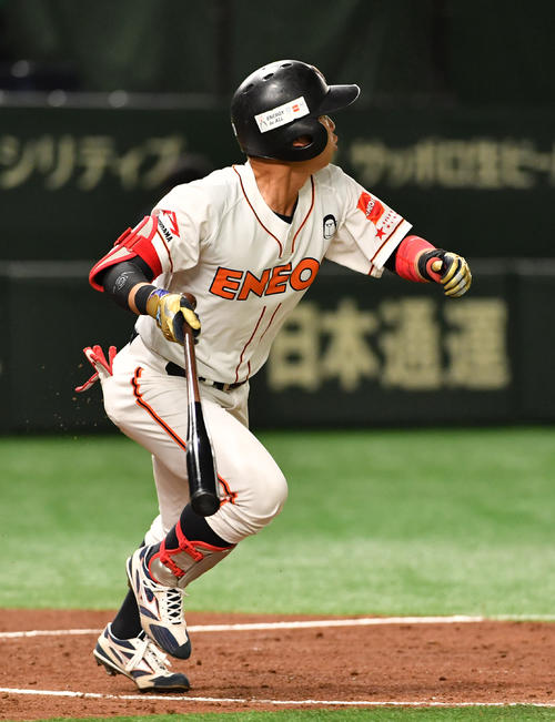 ENEOS対日本通運 3回表ENEOS2死一、二塁、川口は左前に適時打を放つ(撮影・柴田隆二)