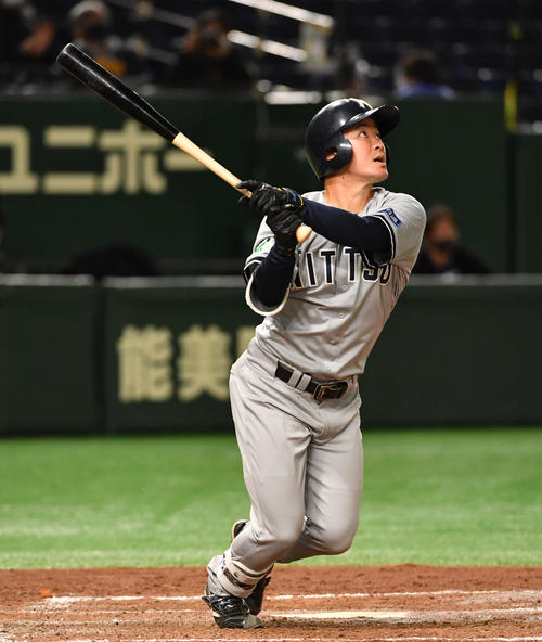ENEOS対日本通運 4回裏日本通運1死、稲垣は右越えに本塁打を放つ(撮影・柴田隆二)