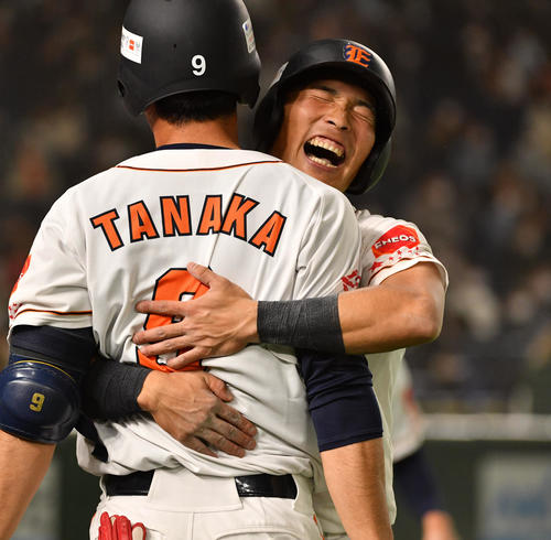 ENEOS対日本通運 8回表ENEOS2死一塁、滝沢の左中間適時二塁打で一塁走者小豆沢が生還し歓喜の抱擁(撮影・柴田隆二)