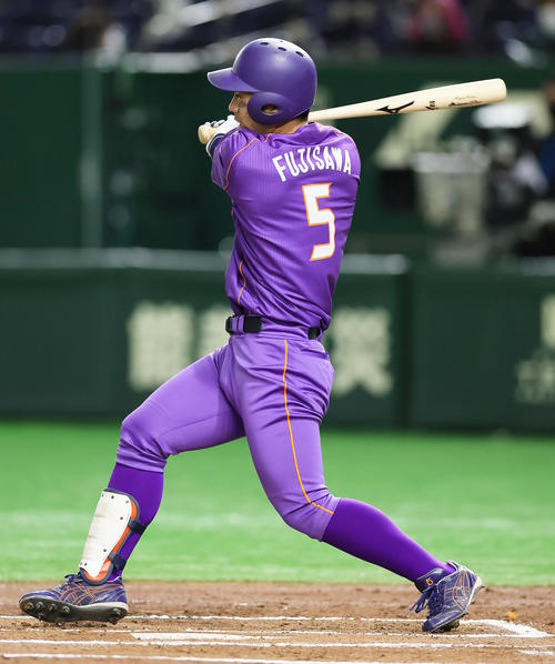 伯和ビクトリーズ対ホンダ熊本 1回表伯和ビクトリーズ2死一、三塁、藤沢は先制右前適時打を放つ(撮影・足立雅史)