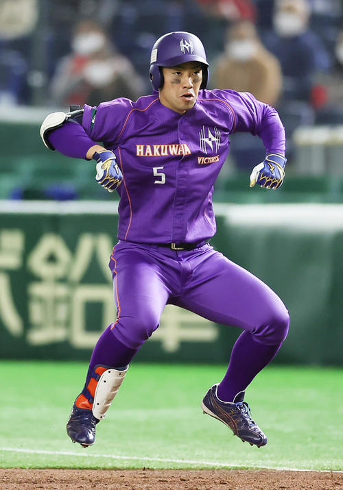 伯和ビクトリーズ対ホンダ熊本 1回表伯和ビクトリーズ2死一、三塁、藤沢は先制右前適時打を放ちベンチにポーズ(撮影・足立雅史)