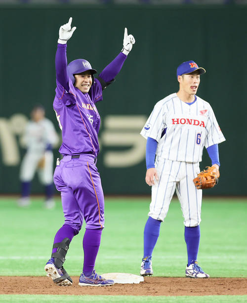 伯和ビクトリーズ対ホンダ熊本 2回表伯和ビクトリーズ2死一、二塁、田中(左)は右越え2点適時二塁打を放ち笑顔で両手を上げる(撮影・足立雅史)