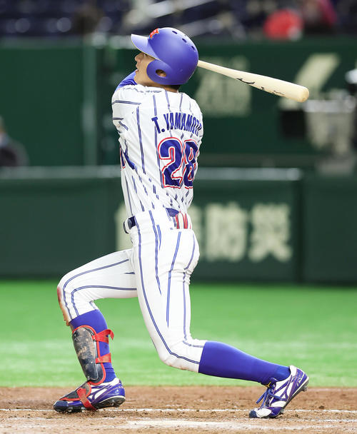 伯和ビクトリーズ対ホンダ熊本 2回裏ホンダ熊本2死三塁、右越え2点本塁打を放つ山本(撮影・足立雅史)