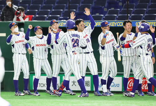 伯和ビクトリーズ対ホンダ熊本 2回裏ホンダ熊本2死三塁、右越え2点本塁打を放った山本(左から4人目)をタッチで迎えるナインら(撮影・足立雅史)