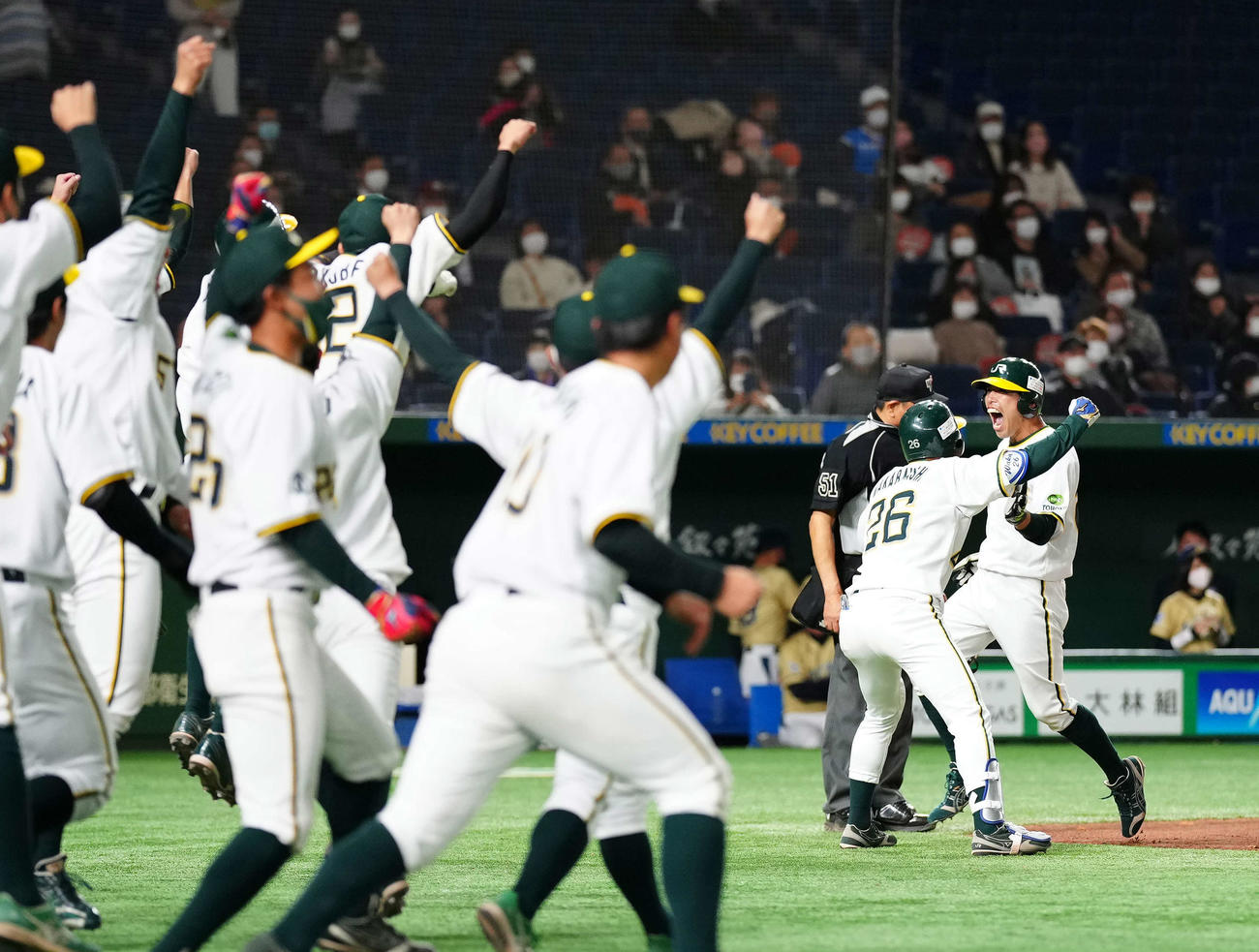 NTT西日本対JR東日本東北　9回裏JR東日本東北1満死塁、金沢のサヨナラ犠飛で生還し歓喜する森（右端）（撮影・江口和貴）