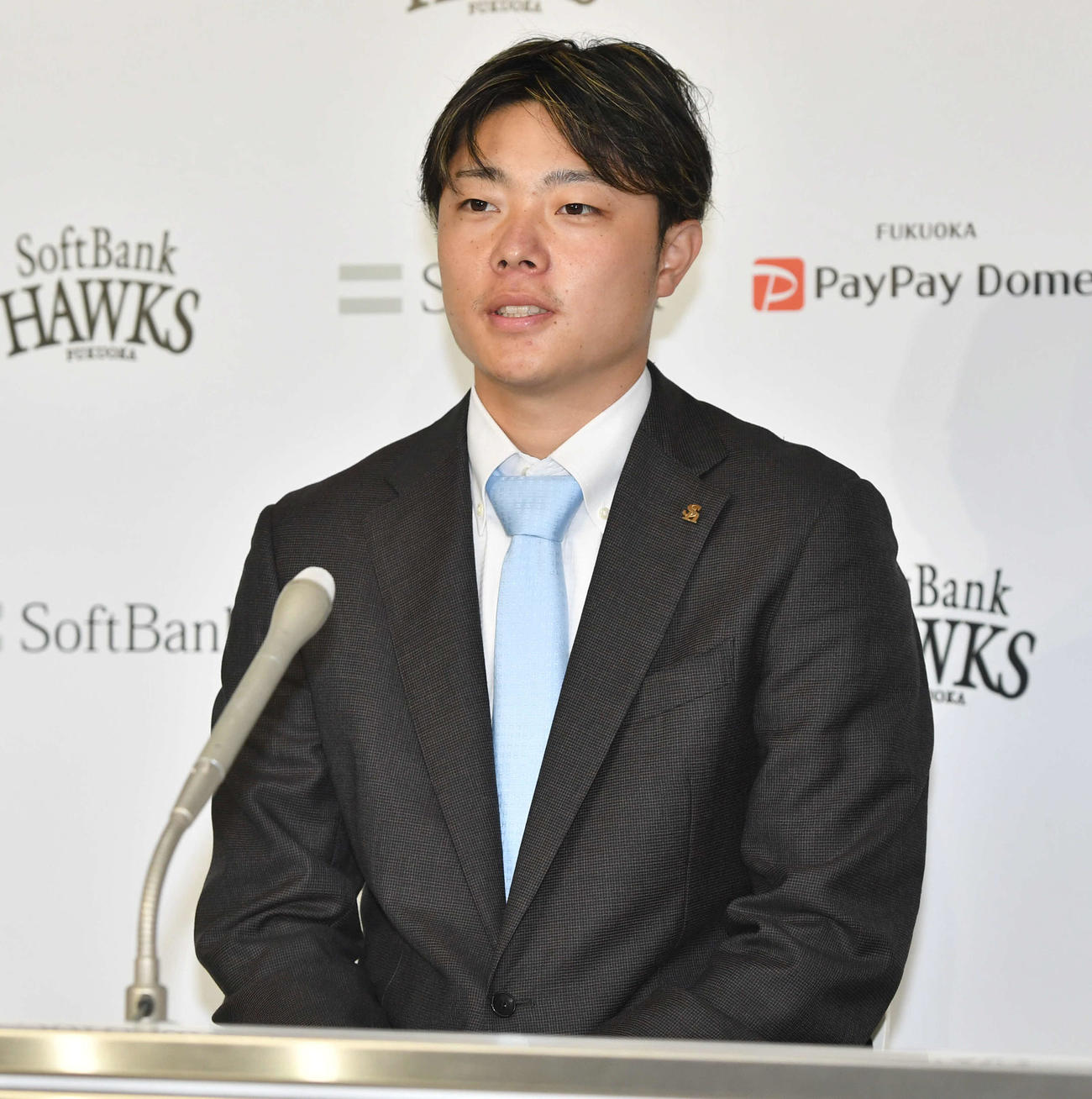 契約更改を終えて会見を行う松本（撮影・岩下翔太）