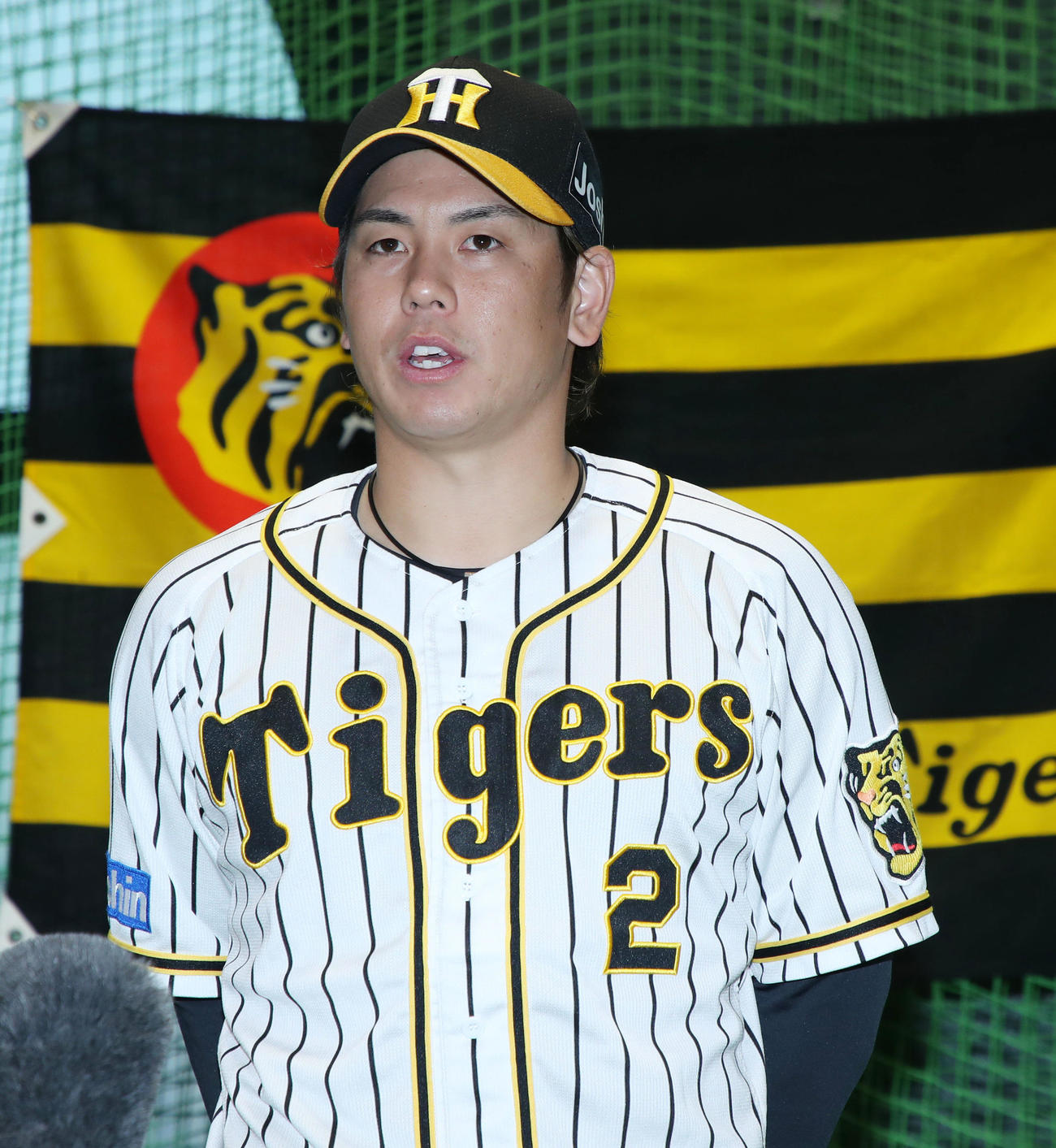 FAせず阪神残留を決めインタビューに答える梅野（代表撮影）