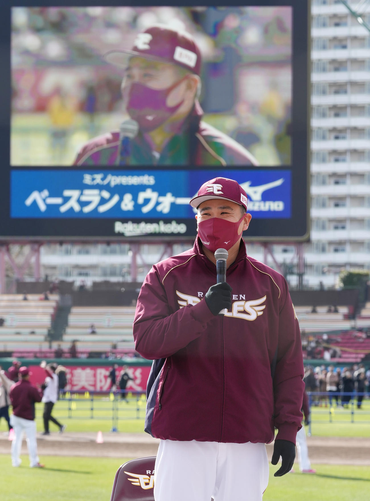 ファン感謝祭でトークショーに参加し、会場を沸かせる楽天田中将（撮影・菅敏）