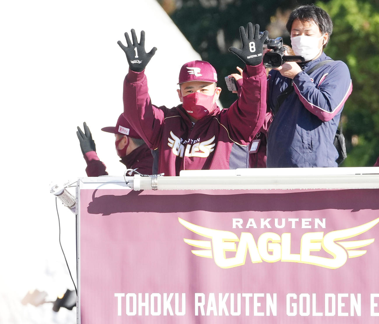 ファン感謝祭でパレードする楽天田中将（中央）（撮影・菅敏）