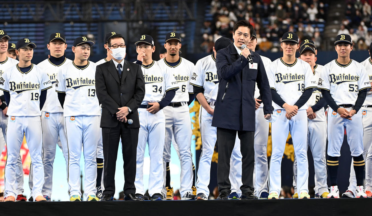 Bs Fan－Festa2021でオリックスを祝福する吉村洋文大阪府知事（右）。左は松井一郎大阪市長（撮影・前岡正明）