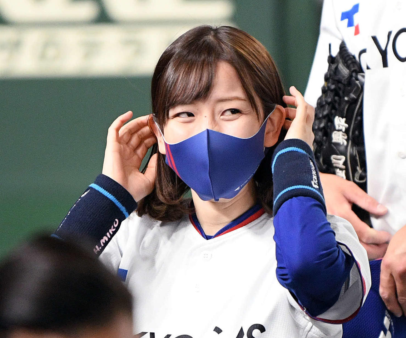 三菱重工West対東京ガス　試合前の円陣を終え笑顔でベンチへ戻る東京ガスのマスコット（撮影・滝沢徹郎）