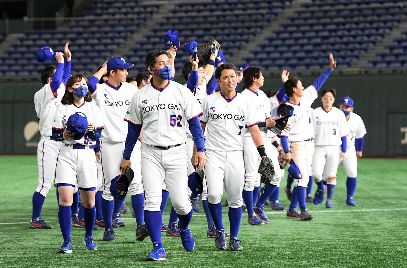三菱重工West対東京ガス　試合に勝利し応援団にあいさつする東京ガスナイン（撮影・滝沢徹郎）