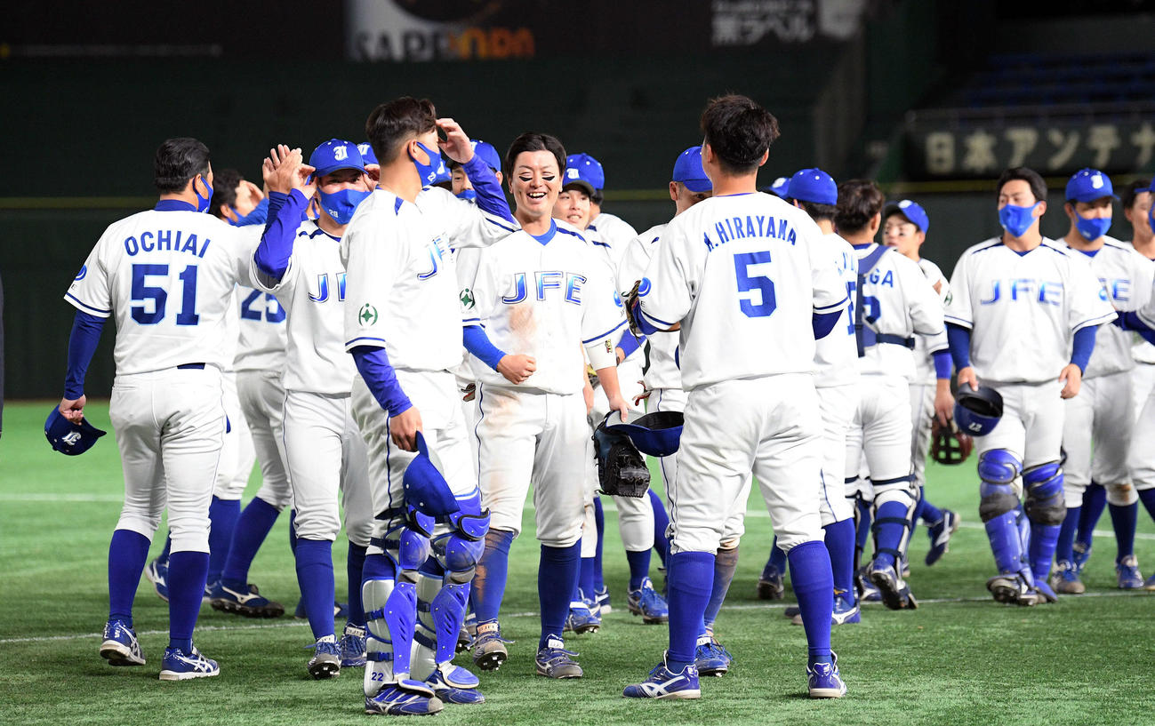 大阪ガス対JFE東日本　試合に勝利し笑顔のJFE東日本ナイン（撮影・滝沢徹郎）