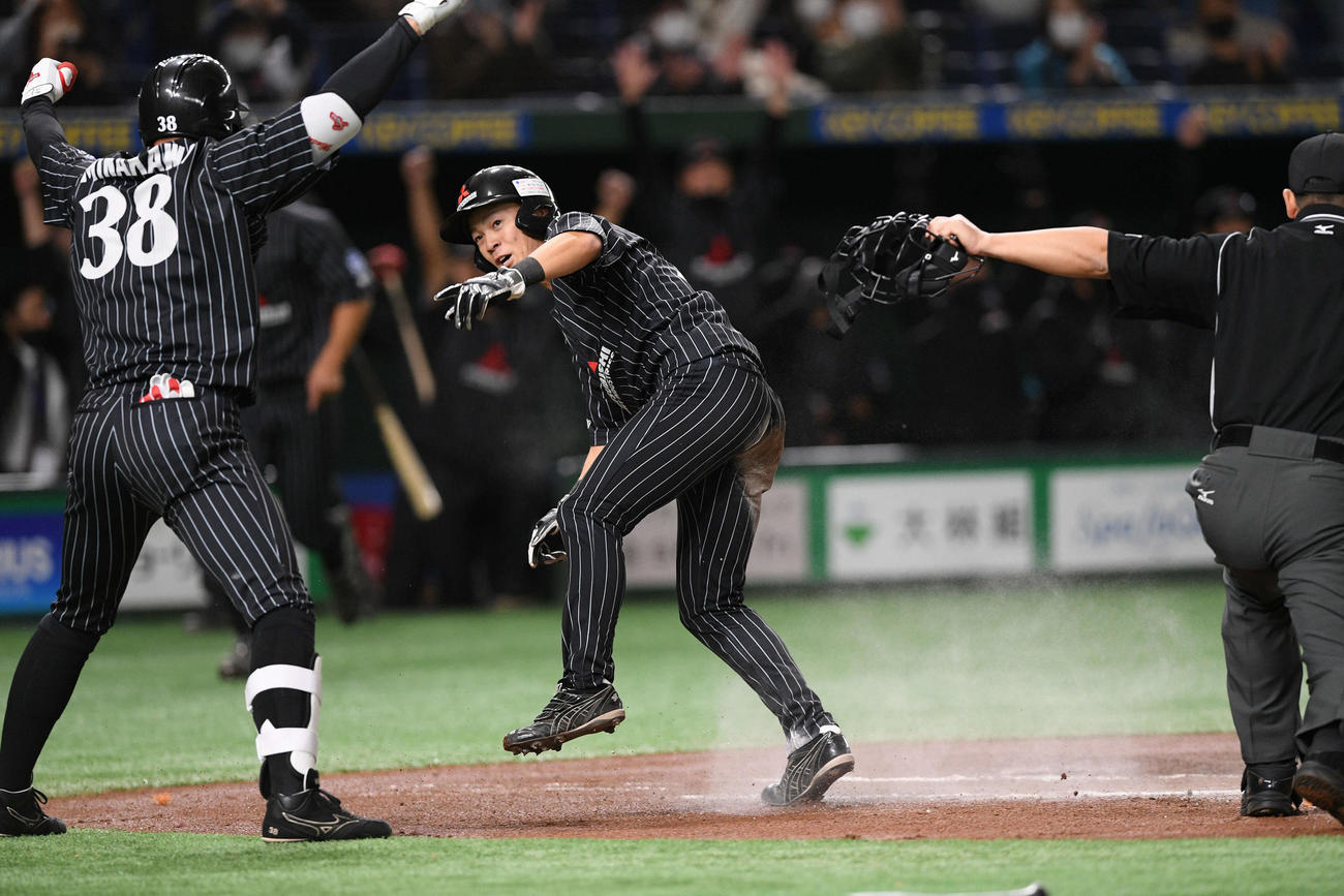 三菱重工West対東京ガス　1回表三菱重工West無死一、二塁、福永の左前打から生還する二走根来（撮影・滝沢徹郎）