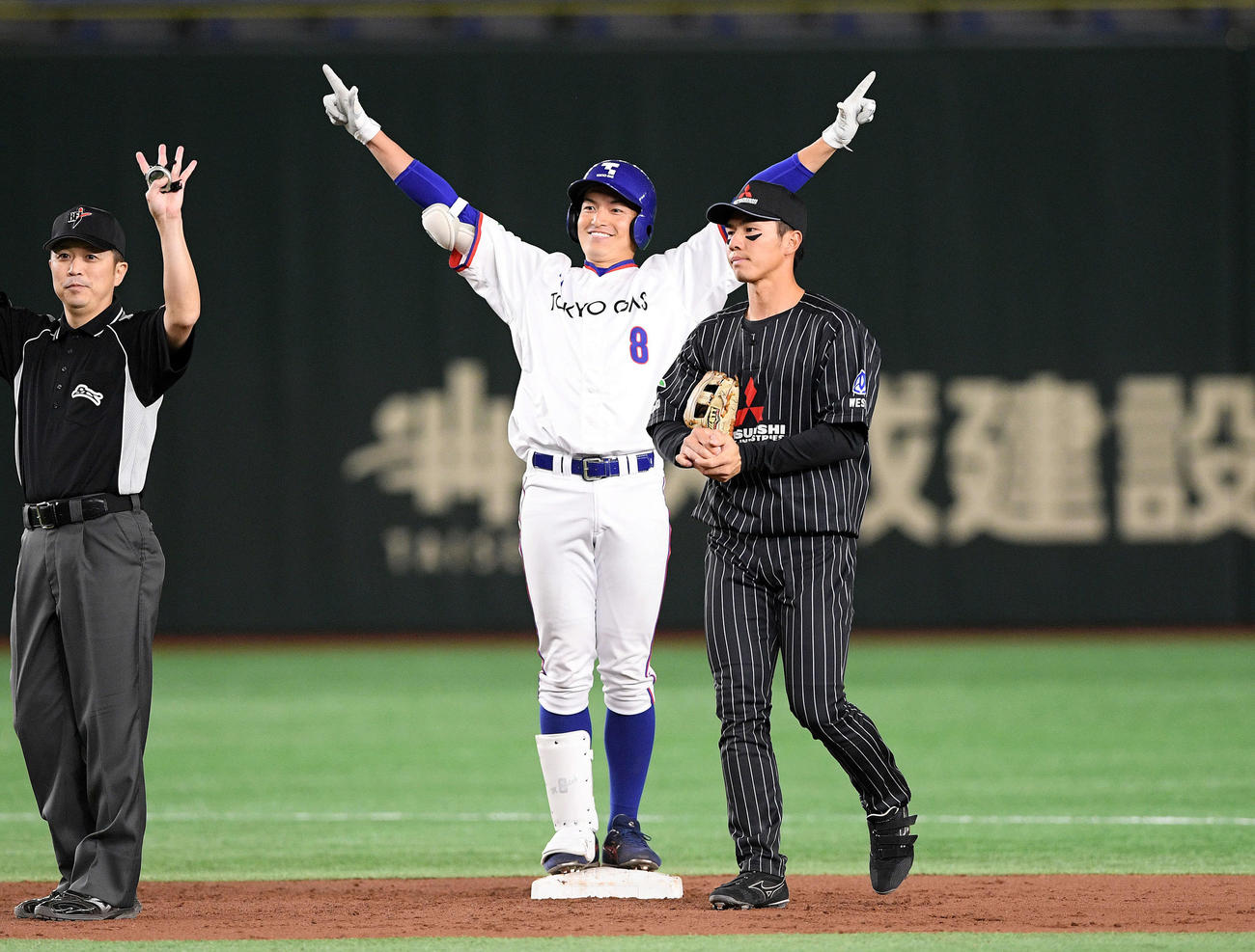 三菱重工West対東京ガス　1回裏東京ガス2死二塁、中前打と敵失から得点しベンチへポーズを決める加藤（左）（撮影・滝沢徹郎）
