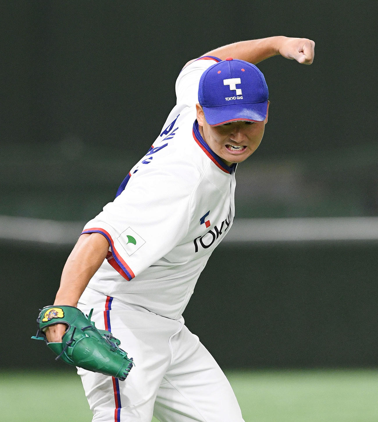 三菱重工West対東京ガス　6回表三菱重工West2死一、三塁、中山を右飛に打ち取りガッツポーズする高橋（撮影・滝沢徹郎）