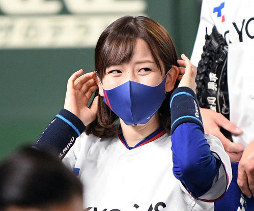 三菱重工West対東京ガス　試合前の円陣を終え笑顔でベンチへ戻る東京ガスのマスコット（撮影・滝沢徹郎）