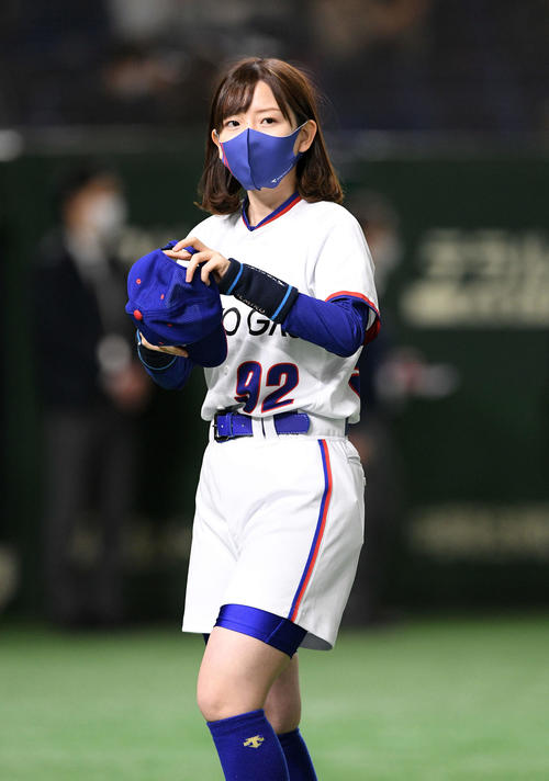 三菱重工West対東京ガス　試合前のあいさつ終えベンチへ戻る東京ガスのマスコット（撮影・滝沢徹郎）