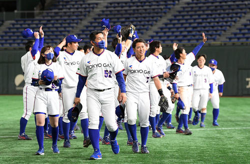 三菱重工West対東京ガス　試合に勝利し応援団にあいさつする東京ガスナイン（撮影・滝沢徹郎）