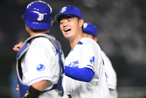 大阪ガス対JFE東日本　1回を投げ終えたJFE東日本先発の平野（中央）は志賀（手前）とタッチを交わす（撮影・滝沢徹郎）