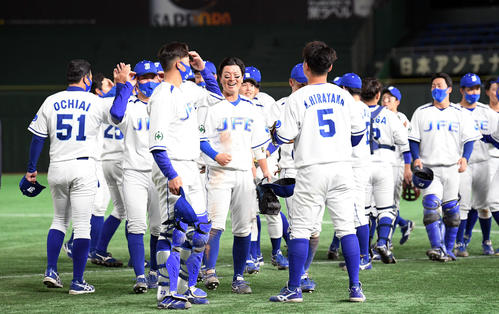 大阪ガス対JFE東日本　試合に勝利し笑顔のJFE東日本ナイン（撮影・滝沢徹郎）