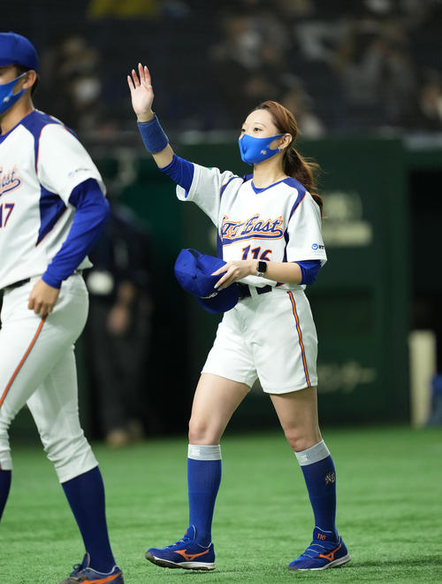 TDK対NTT東日本　試合前、スタンドに向かって手を振るNTT東日本のマスコット（撮影・菅敏）