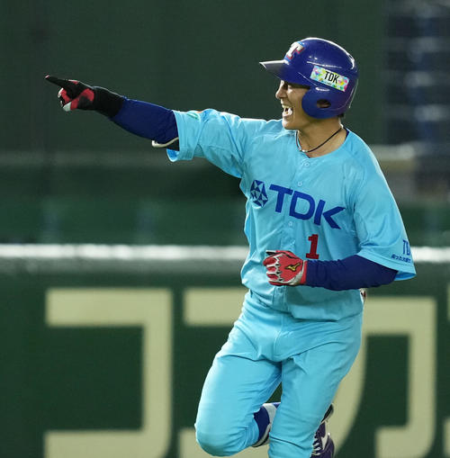TDK対NTT東日本　6回表TDK1死、右越えに同点の本塁打を放ち、笑顔でベンチを指さす北畠（撮影・菅敏）