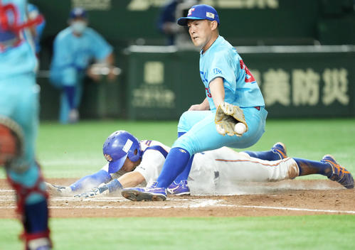 TDK対NTT東日本　7回裏NTT東日本2死三塁、相手の暴投で三塁から生還する保坂（撮影・菅敏）