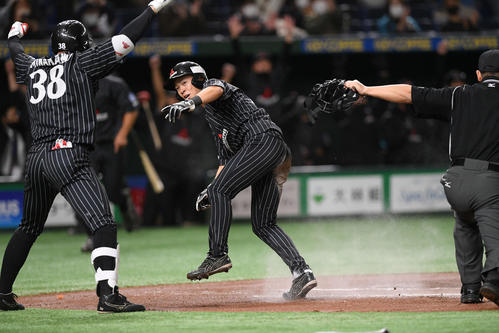 三菱重工West対東京ガス　1回表三菱重工West無死一、二塁、福永の左前打から生還する二走根来（撮影・滝沢徹郎）