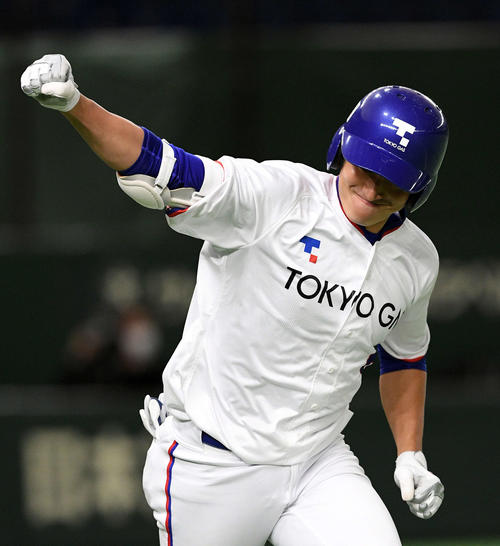三菱重工West対東京ガス　5回裏東京ガス2死一、三塁、加藤は左前適時打を放ちベンチへガッツポーズする（撮影・滝沢徹郎）