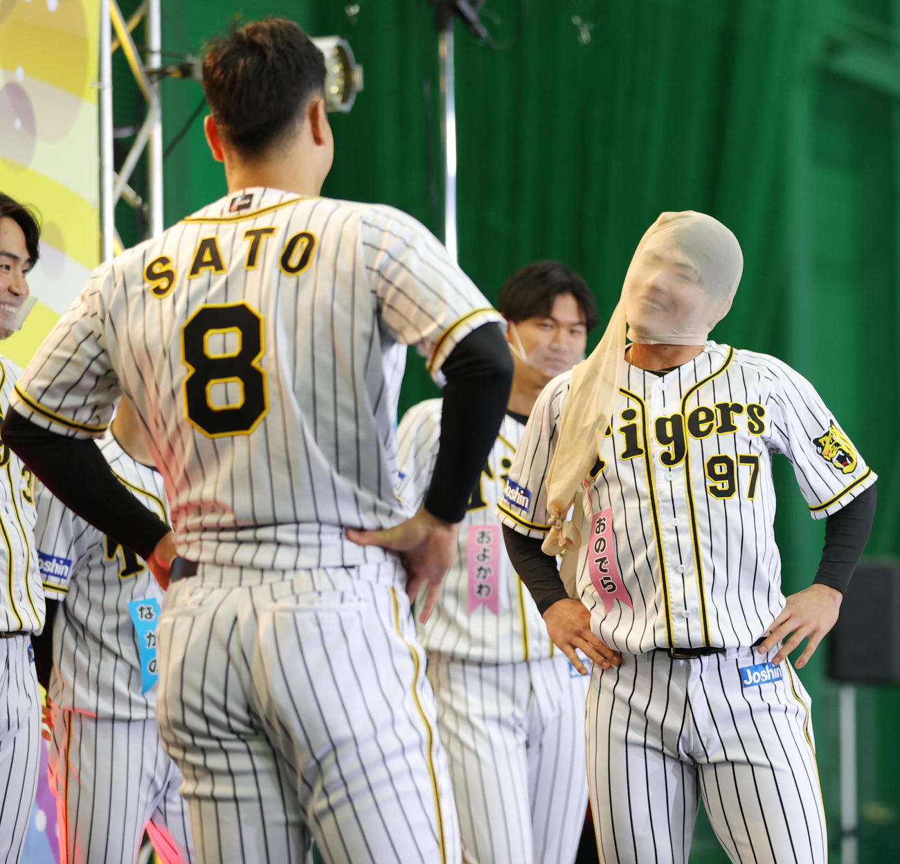 小野寺は佐藤輝（左）はからストッキングを奪い勝利のどや顔（撮影・前田充）