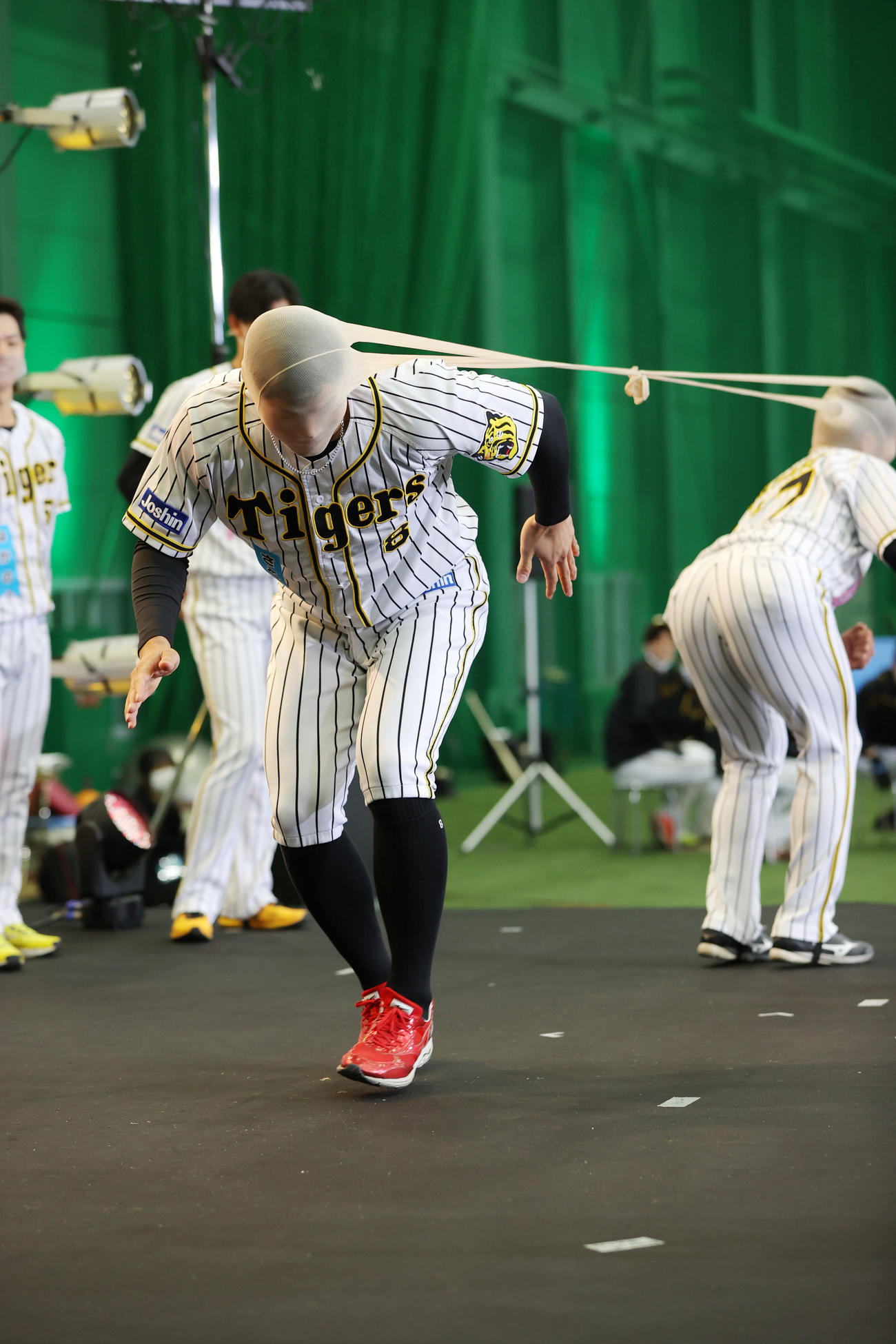 小野寺（右）と対決した佐藤輝はストッキングをかぶって引っ張り合う（撮影・前田充）