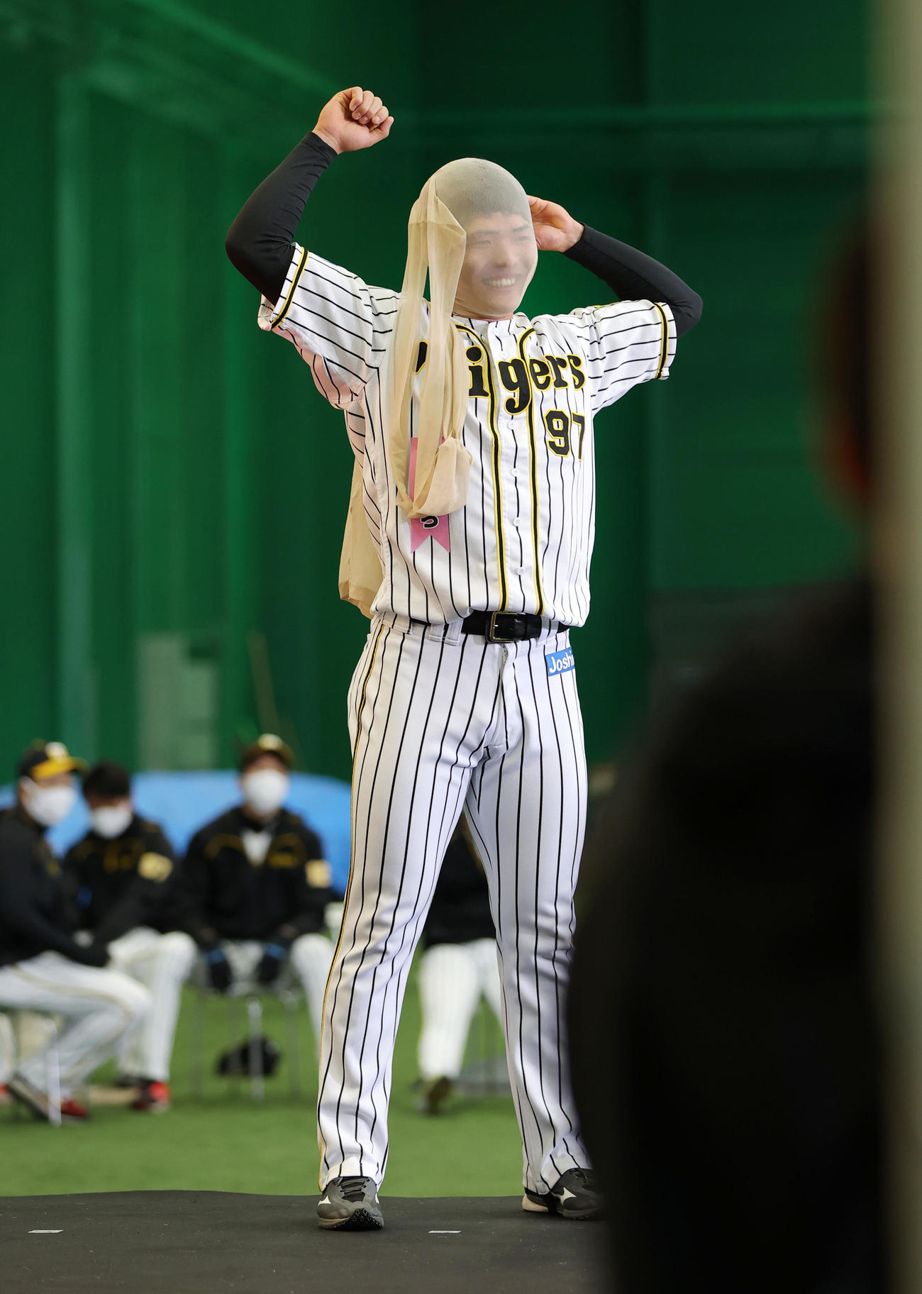 小野寺は佐藤輝はからストッキングを奪い勝利のポーズ（撮影・前田充）
